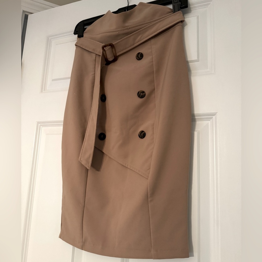 Nude pencil skirt